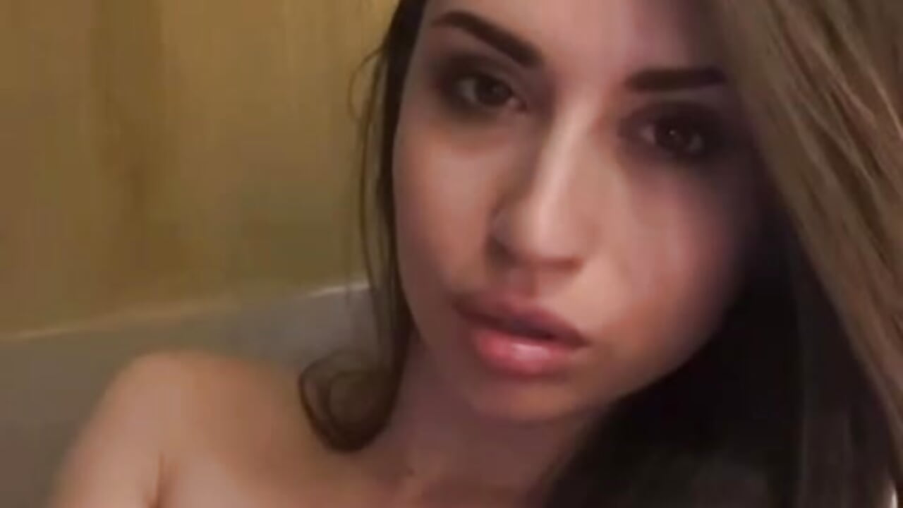 Kisses<3 - video by AryaGold cam model