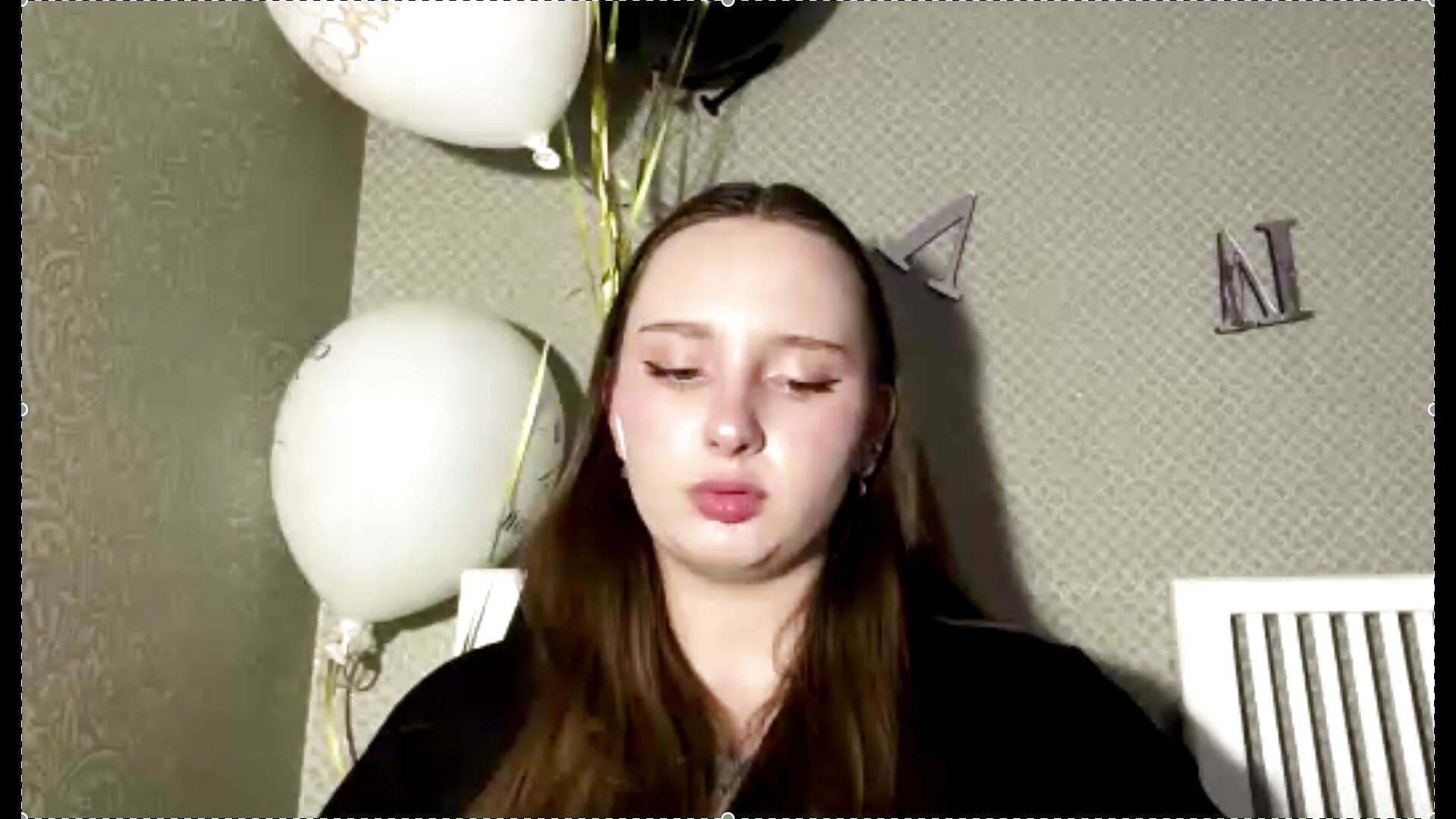 Too Real - clip cu LovieClausing model videochat