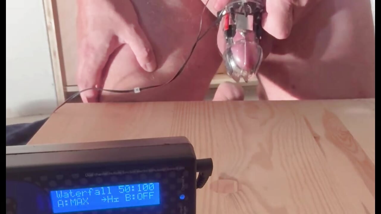 E-Stim: Cockmilking in cage - Video von MaleSub8302 Cam-Model