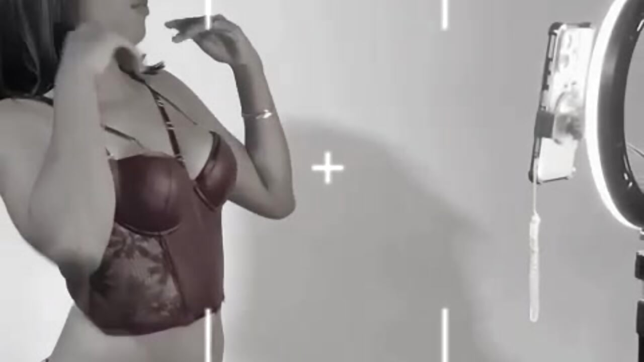 profile-intro-video-1785808284 – video modela na kameri Ambar_queent