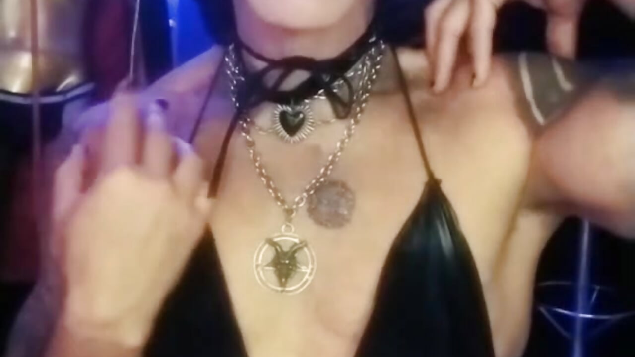 AM I WHAT U ARE CRAVING FOR? - video di LILITHMADAME modella di cam