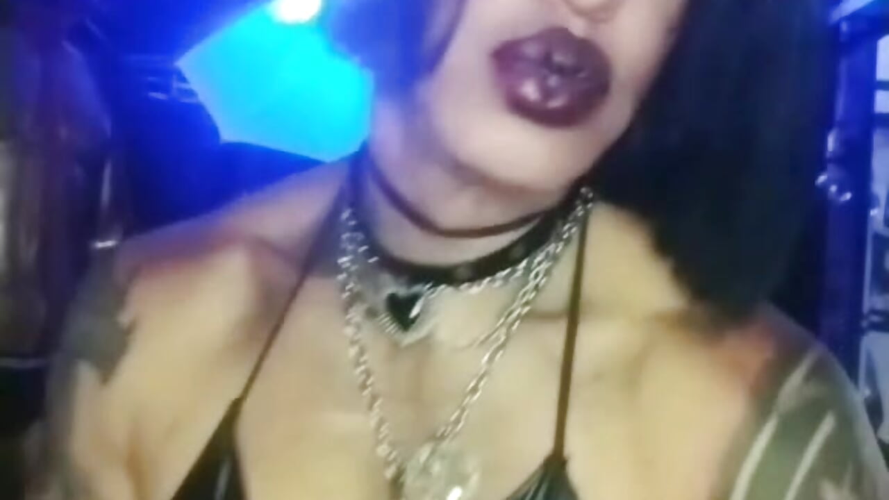 YOUR QUEEN NEEDS U - video LILITHMADAME kameramallilta
