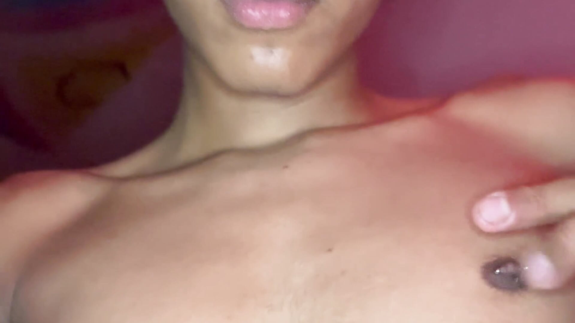 Hielo en mis pezones? 😏🧊🔥 - video by damian_delux cam model