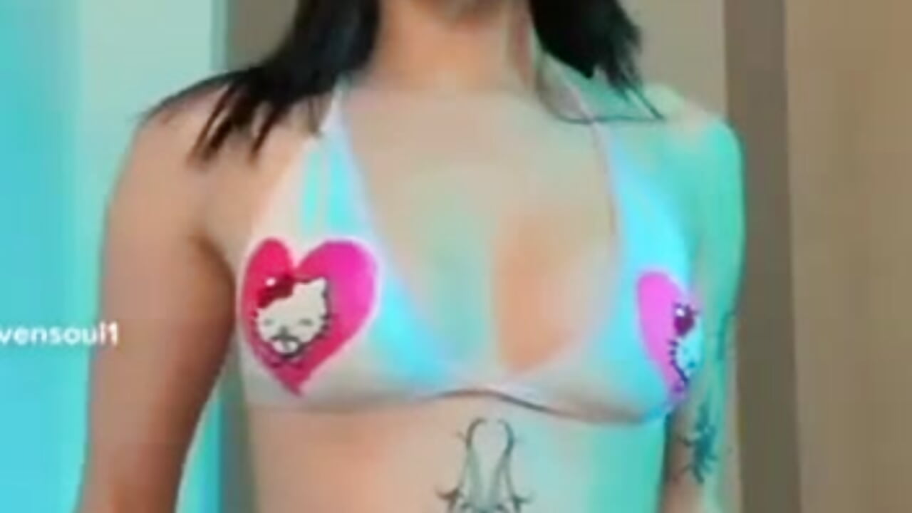A flirty pose – video modela na kameri Heavensoul01_