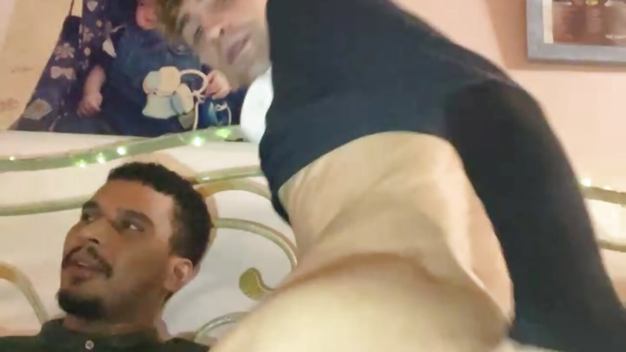 😱 EXTREME 🔞 FEET E OPEN ASS CON AMICO VICINO E ETERO DIFRONTE A ME 🥴 - Vídeo de Arkadeita, modelo de vídeos