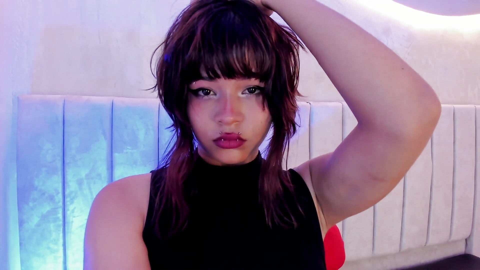 👀 “A closer look at my piercings” 😏😈 – video modela na kameri Zuly_Xo