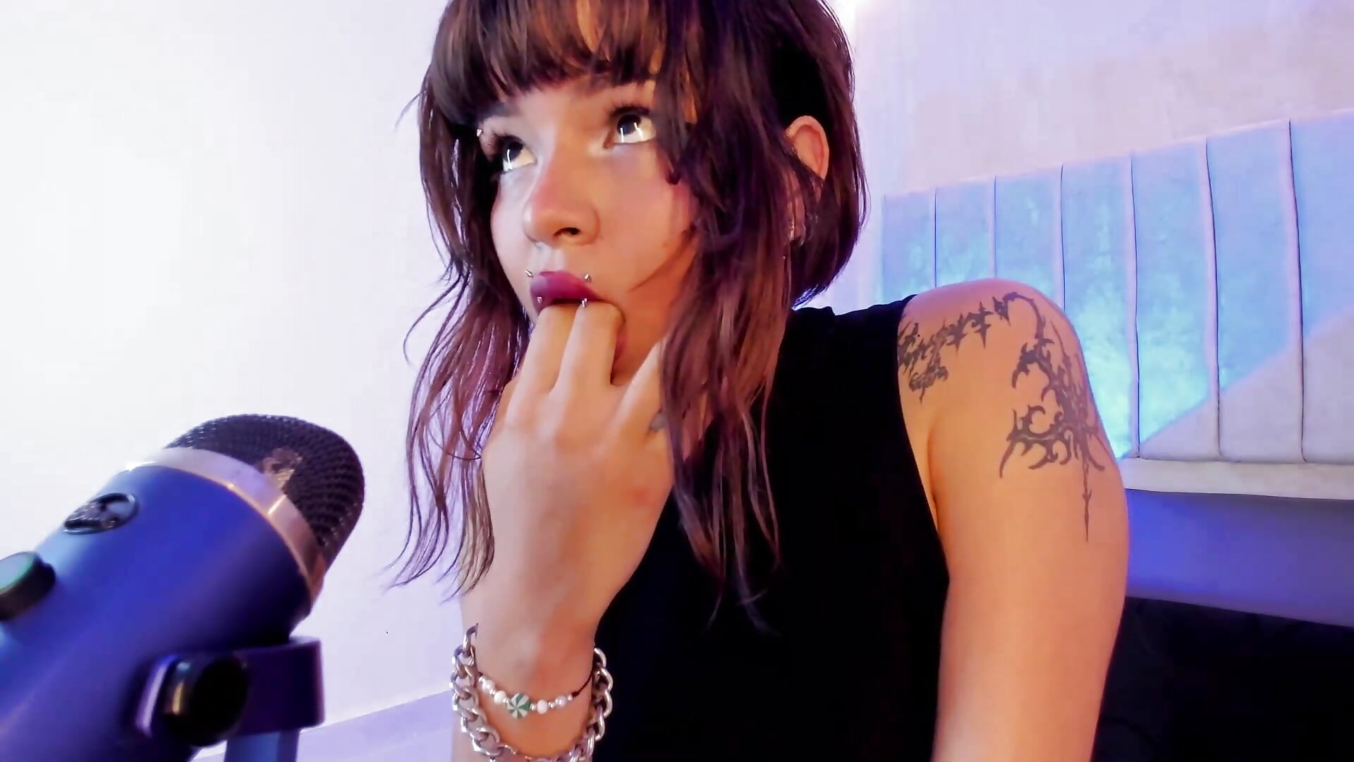 💋 Soft whispers to tune out the world😍 – video modela na kameri Zuly_Xo