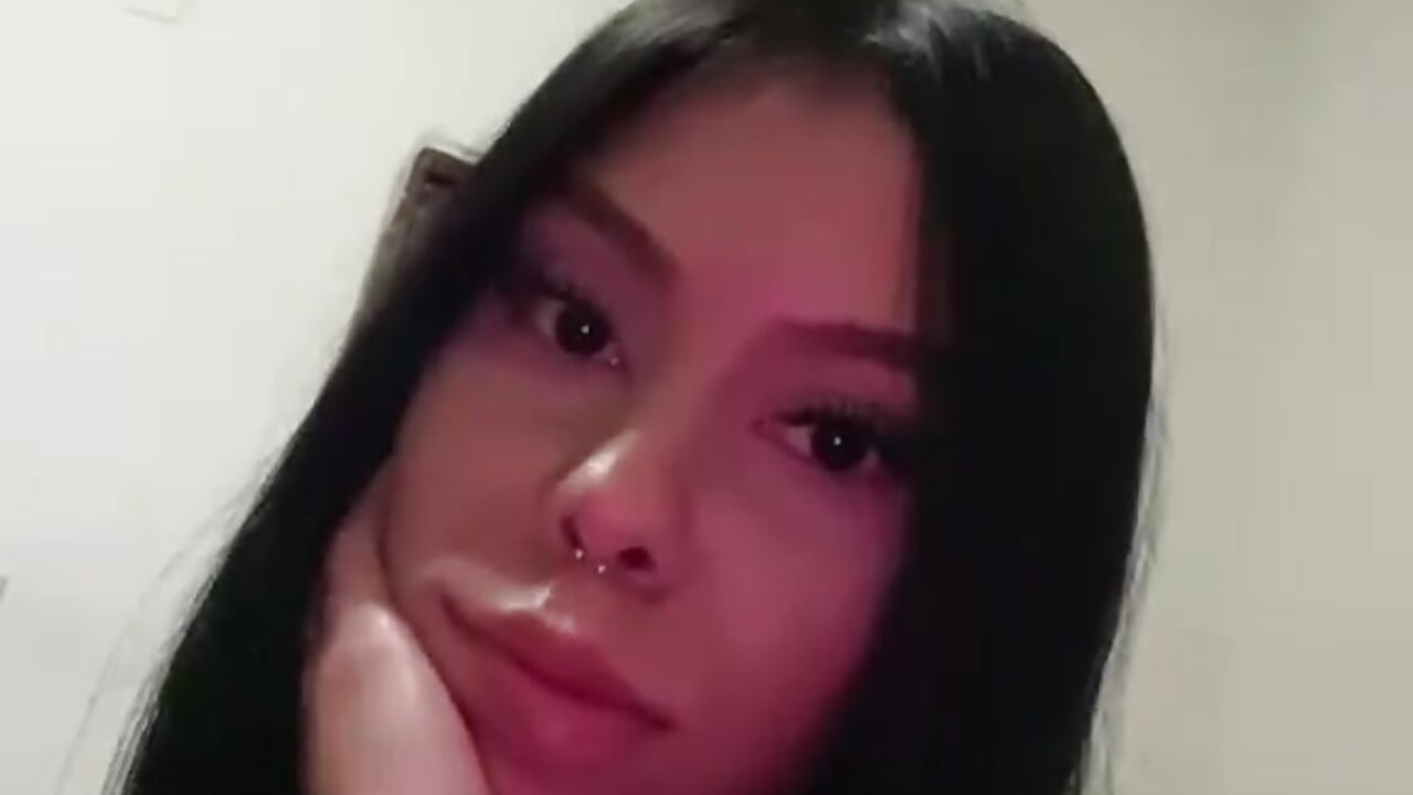 sexy piercing – video modela na kameri Dremduo