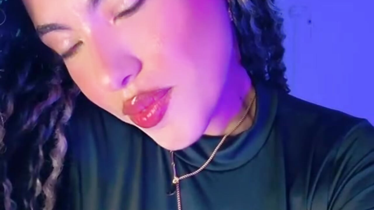 It's a rainy day around here 🌧️ Here's a video to go along with the day 🤭💕 - video by _lili_rose_ cam model