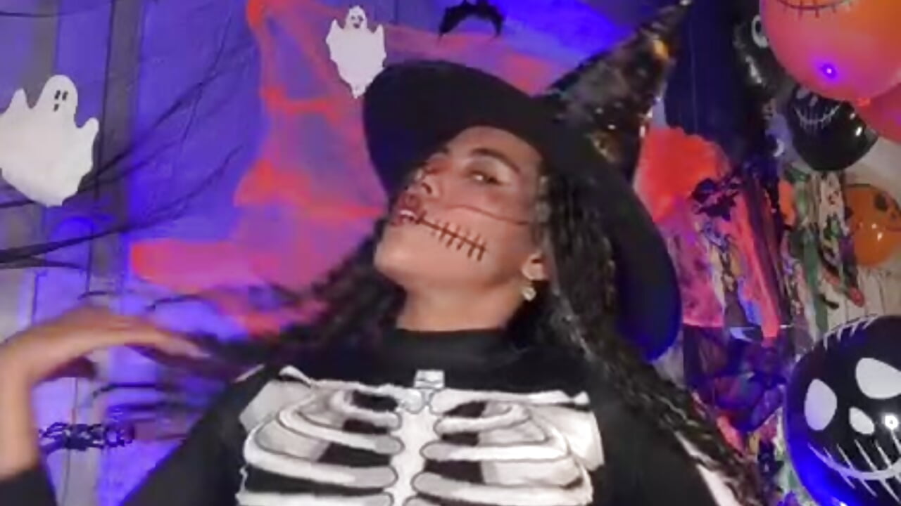 Trick or treat🖤👑🥵 - video by _lili_rose_ cam model