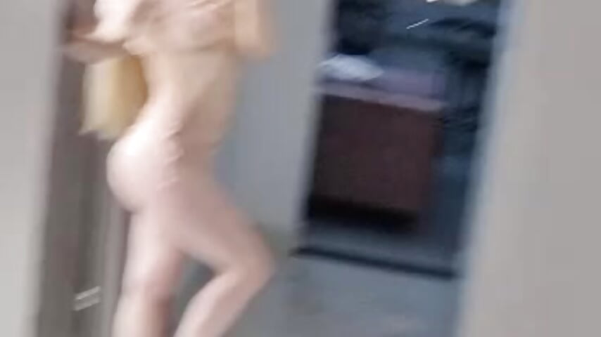 Hello! – video modela na kameri karla_petit_