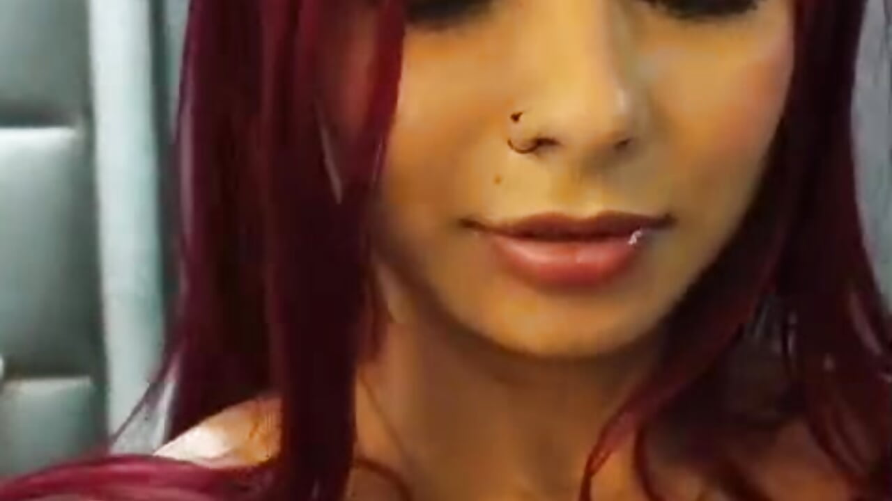 Piercing - vidéo du modèle de showcams TifanyVegan