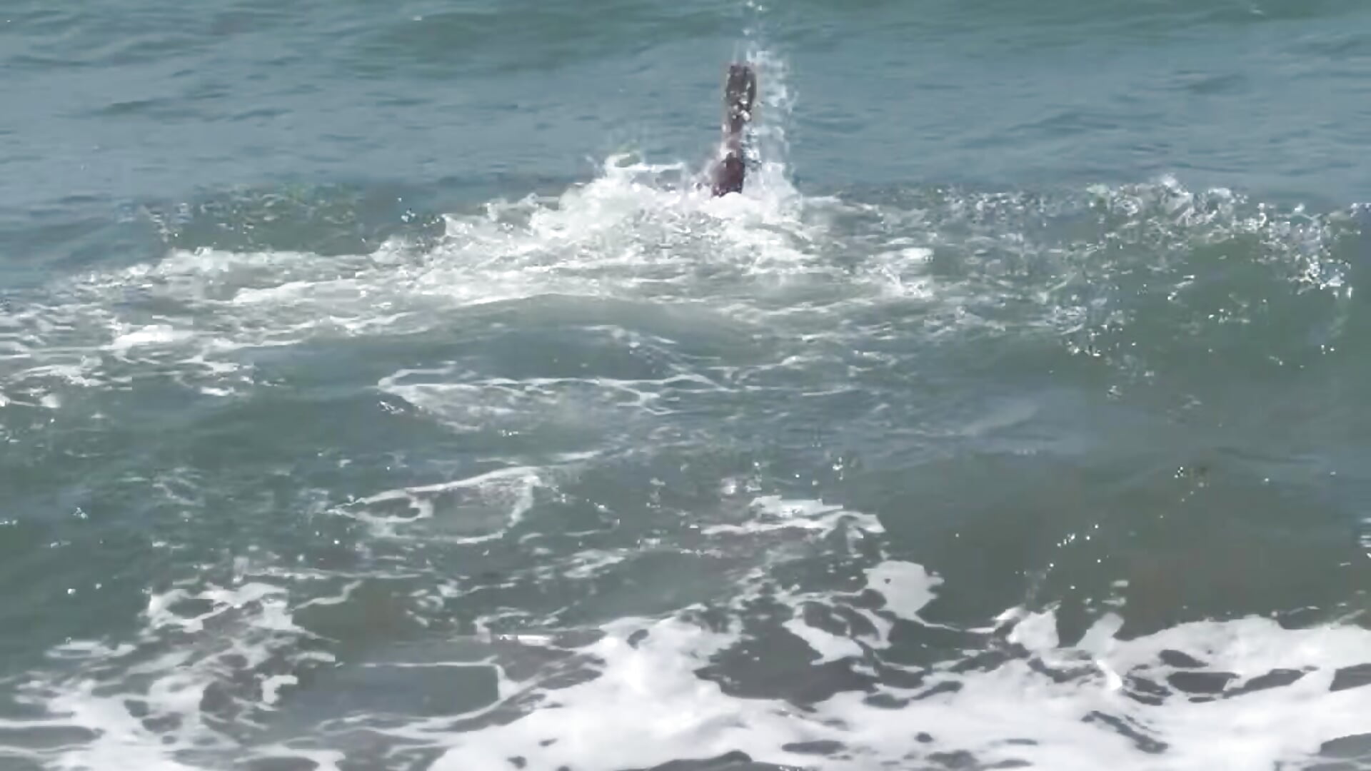 I love being in the middle of the waves - video by comosiempresara