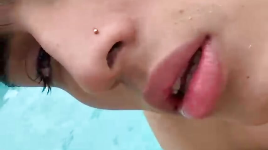 A day at the pool💦 - video di Apolo_Noir modella di cam