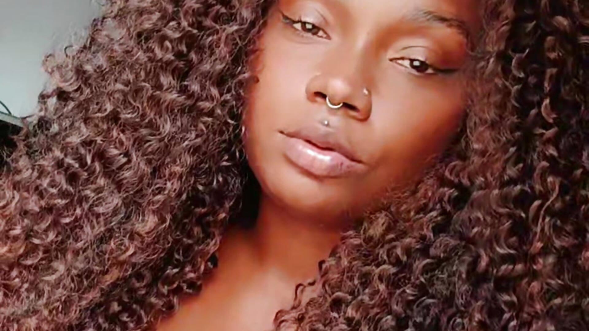 1000531474 – video od webkamerové modelky Ludyblack1