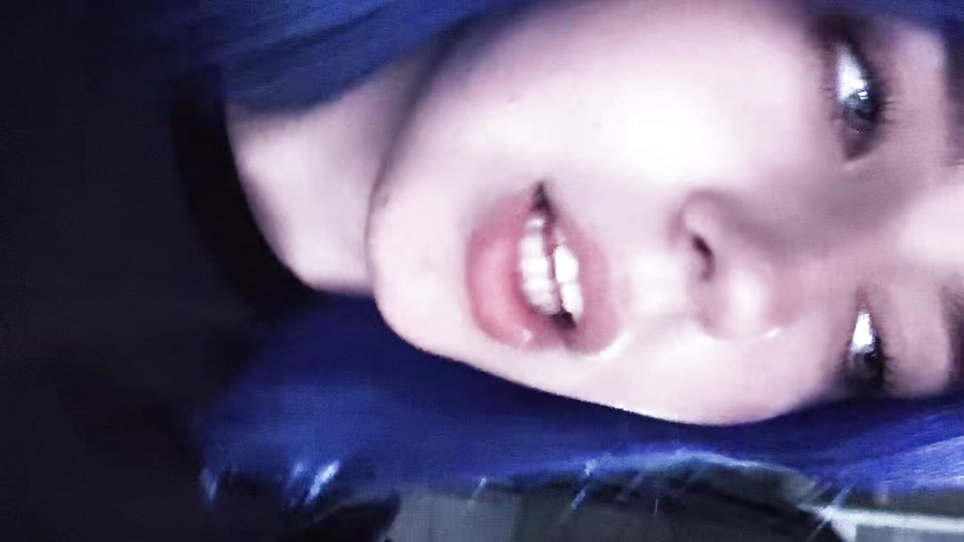 Does blue look good on me? – video modela na kameri EbonyPeeks