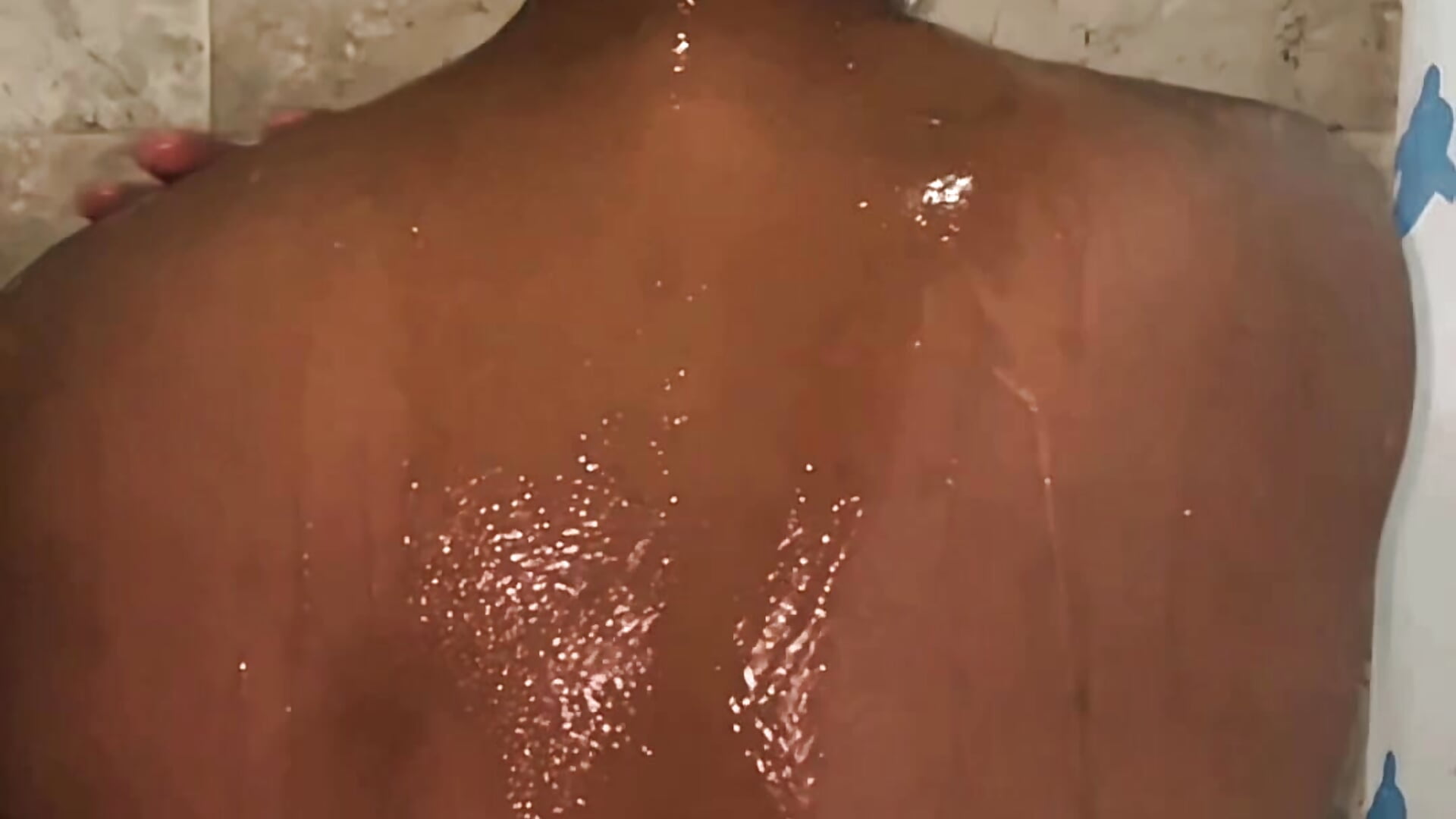 ¿Nos duchamos? 💦 - video oleh model kamera pressstartandplay