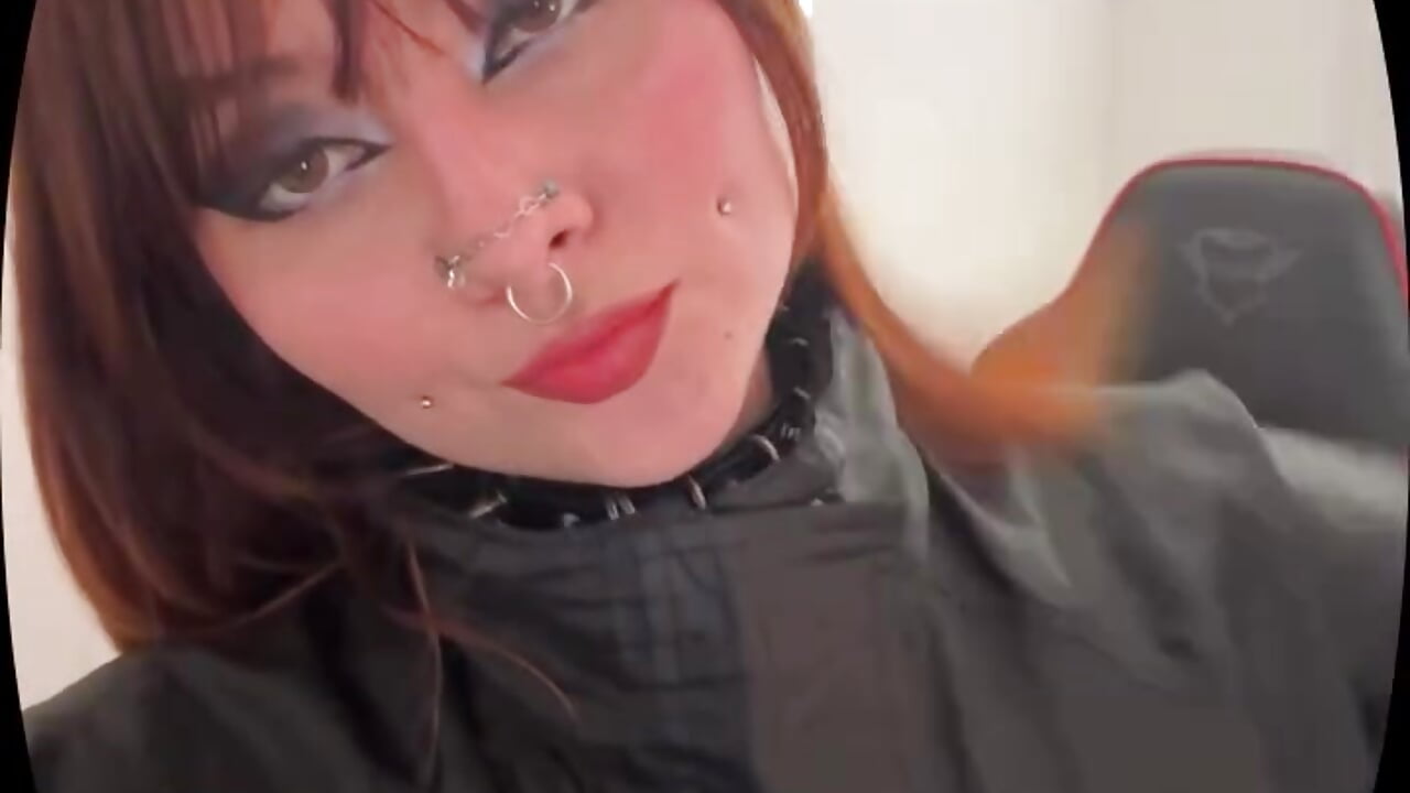 Pretty face - video by leah_bloom_ cam model