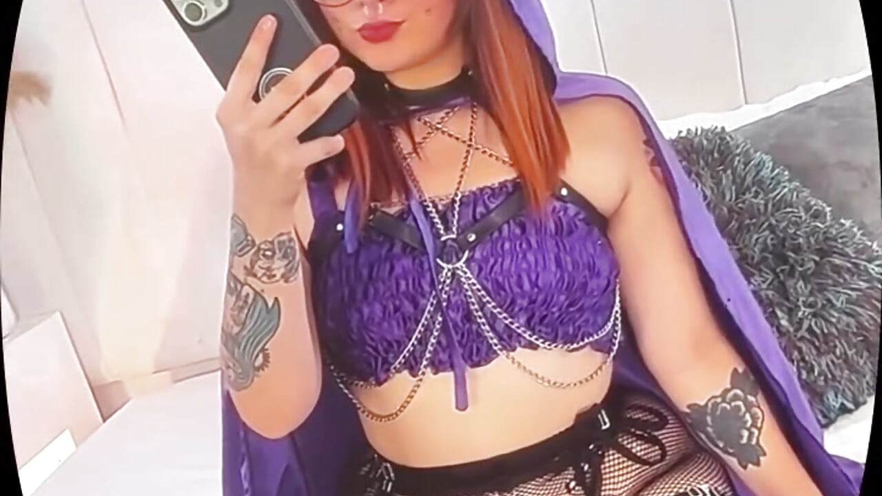 Te gusta lo que ves?, ven a visitarme a mi sala te encantará lo que tengo para ti 🫶🏻🔥 - video by leah_bloom_ cam model