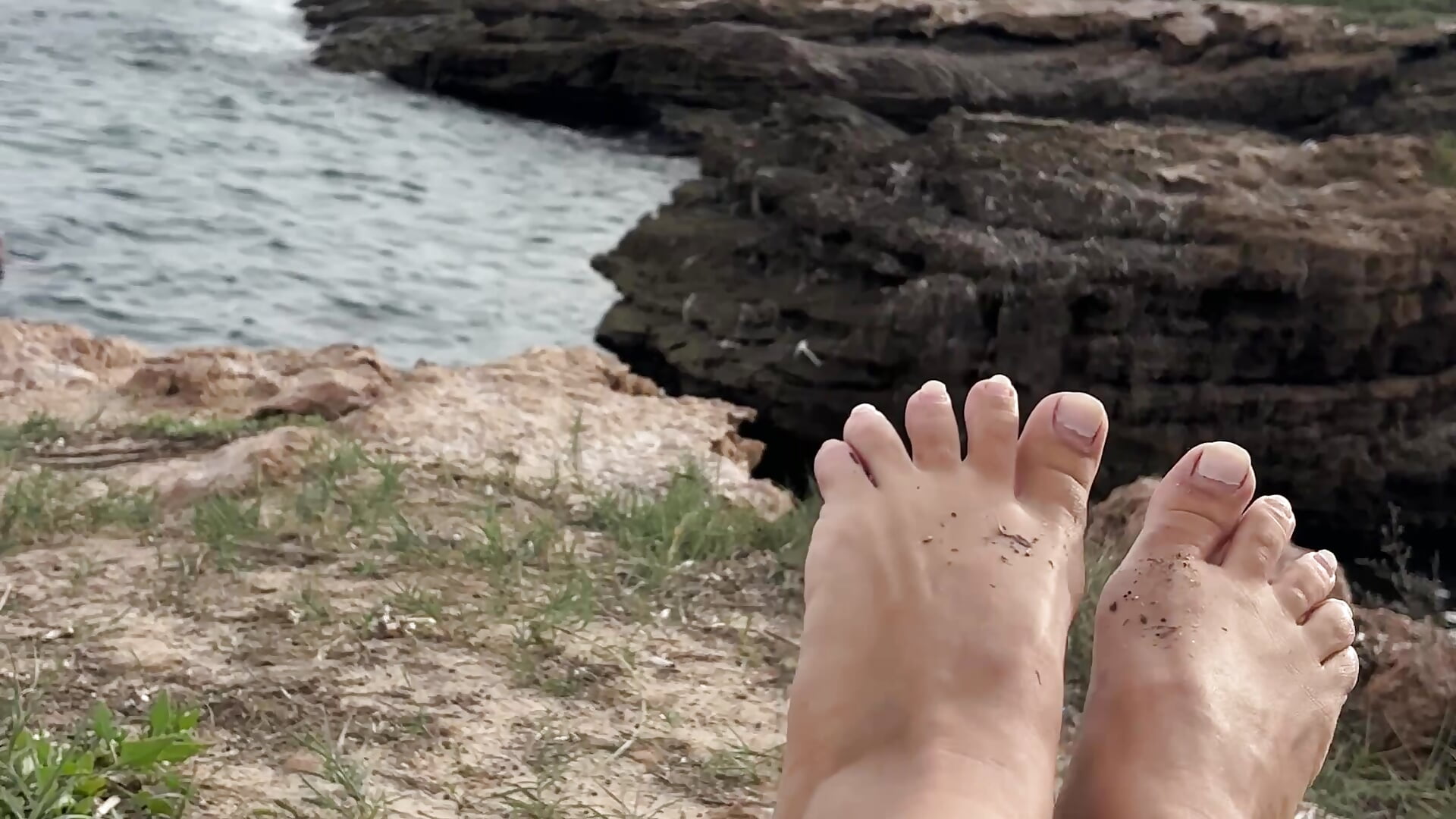 Just a quiet moment outside today. Hope you're having a relaxing day too. 🌊🤍 - βίντεο μοντέλου LittleAleKsandra