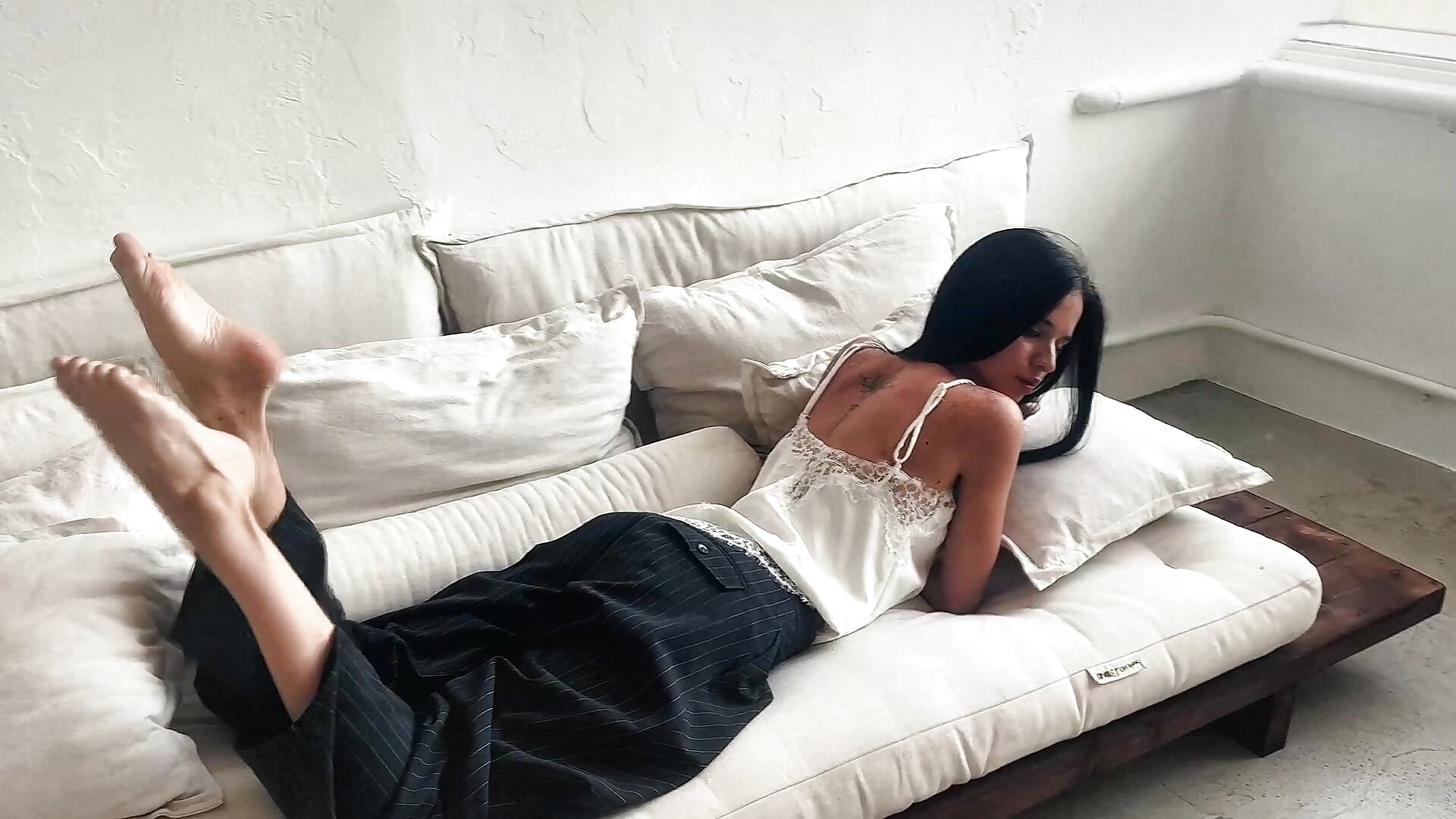 Lie down next to me 🙃 — filmik HyonAymar, modela(-lki) na kamerkach