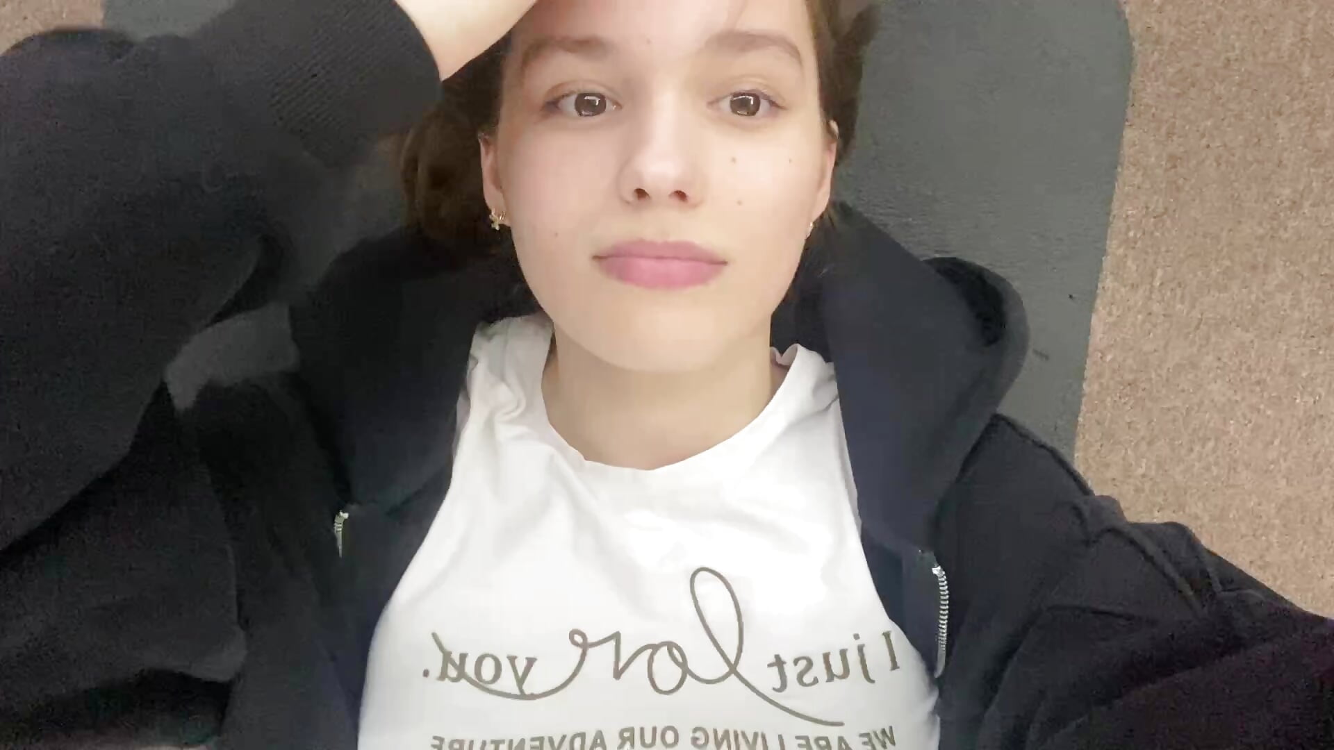 >< – video modela na kameri HootedIlk