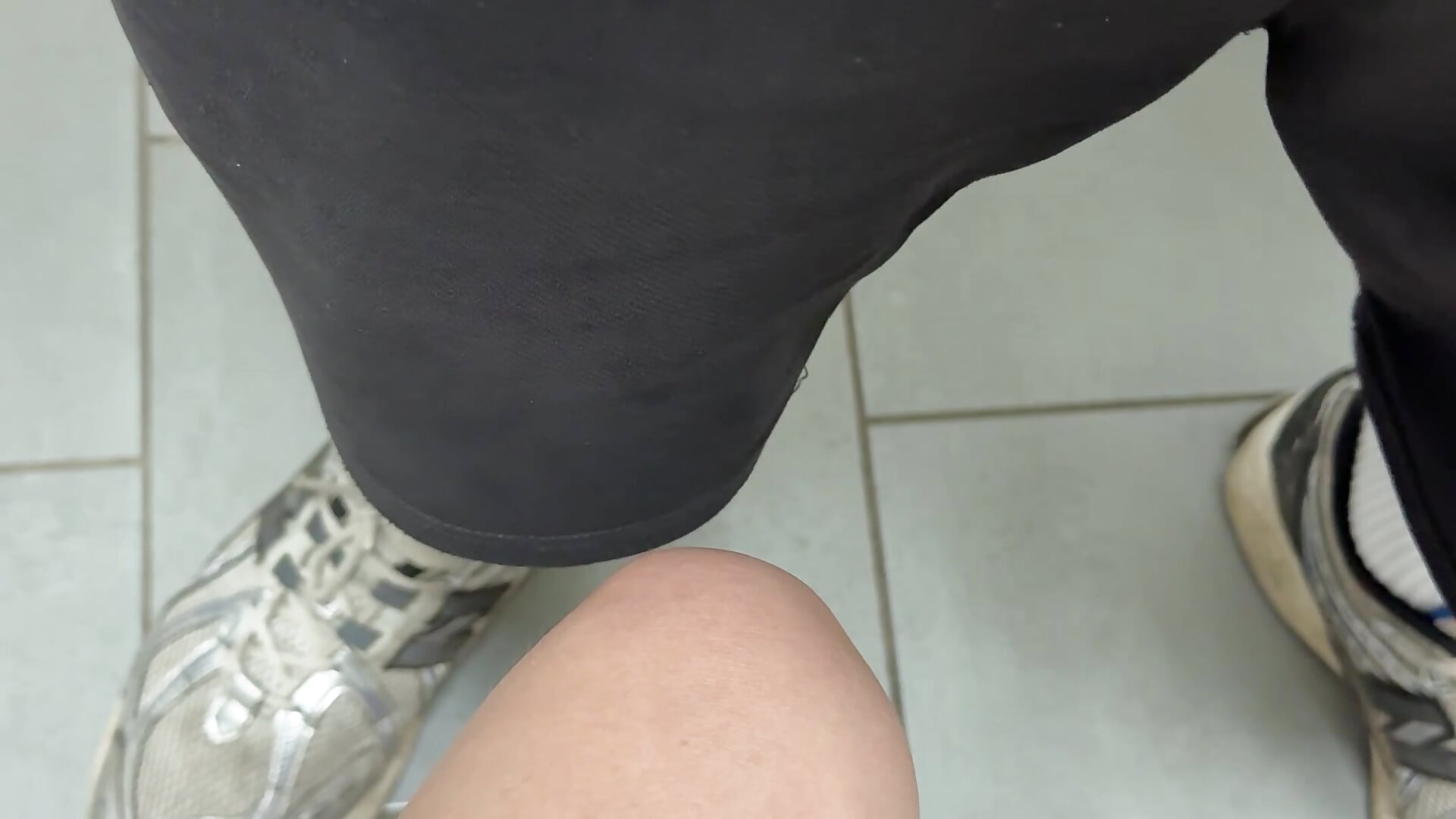 I came on my feet and toes in the shopping center toilet (we were noticed) – video od webkamerové modelky sweet_ass_pussy
