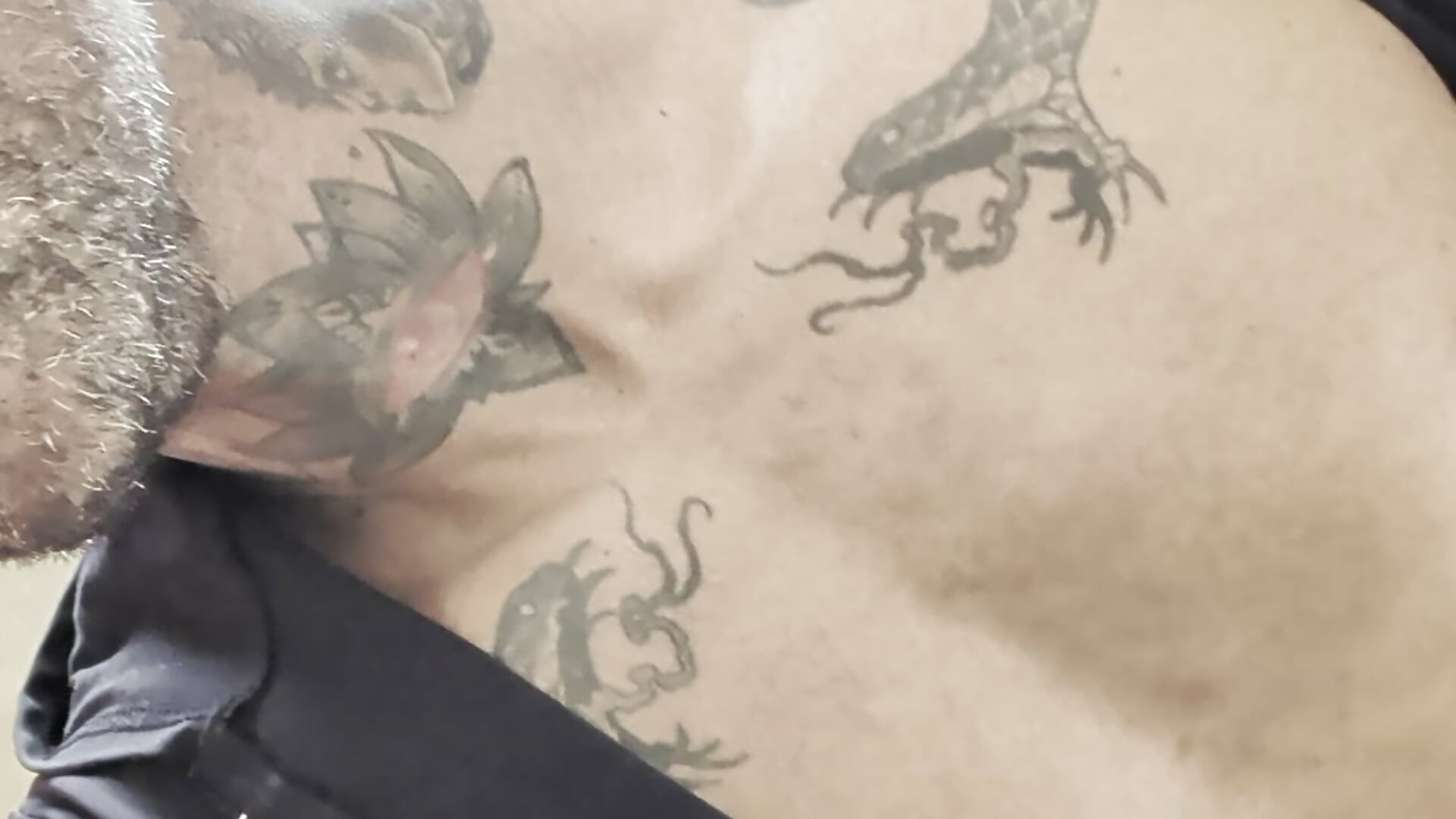 Tatoo - video di chesarin modella di cam