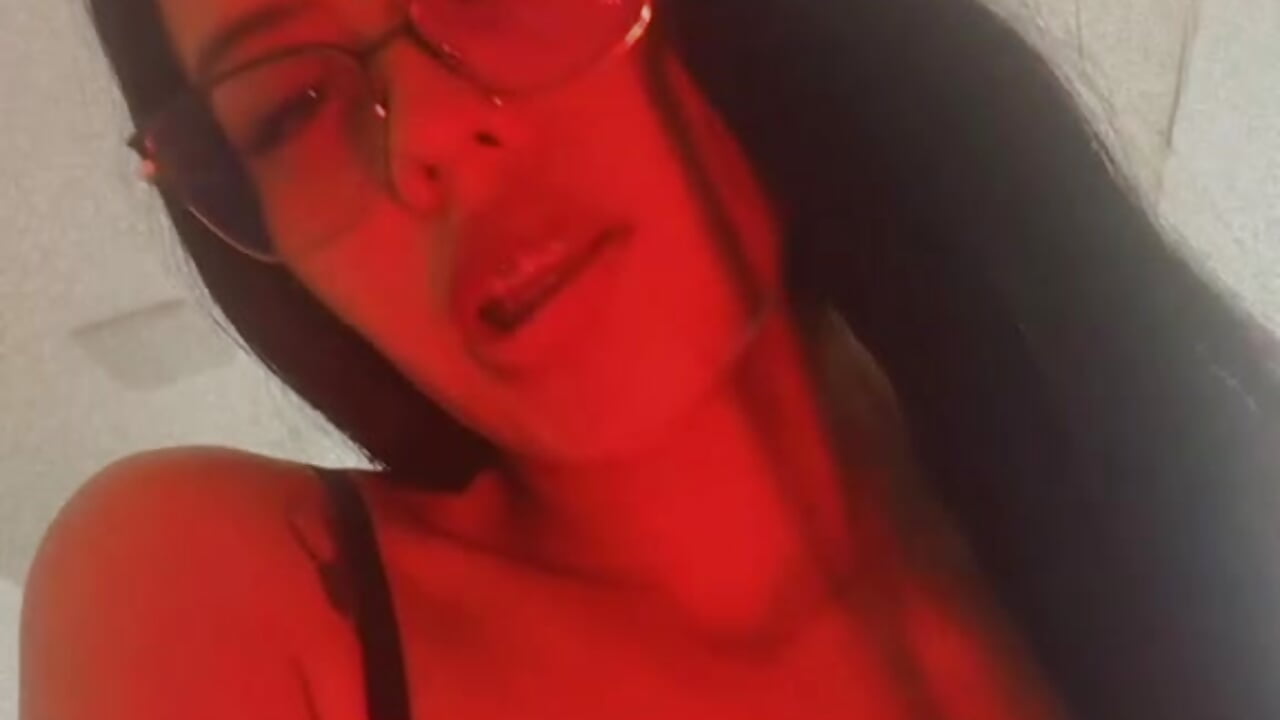🔥 - video by Ameliia_evans cam model