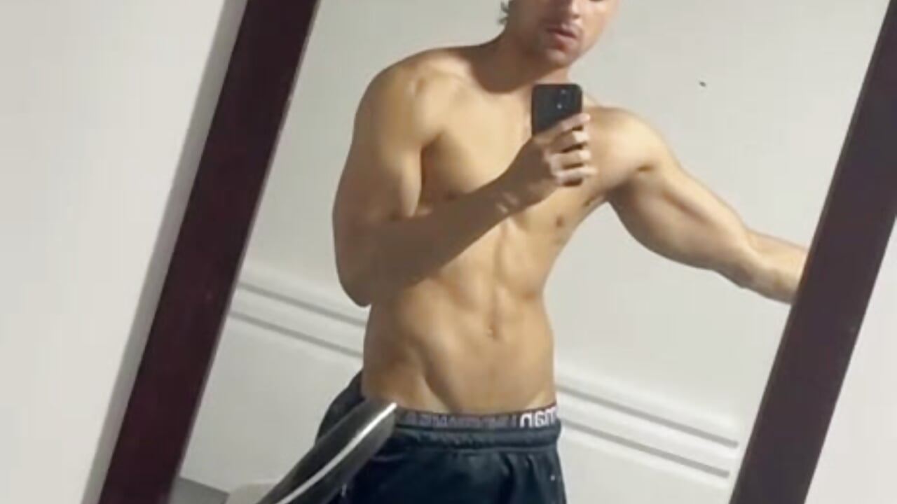 the sensuality of my body - video di Tyler_axel modella di cam