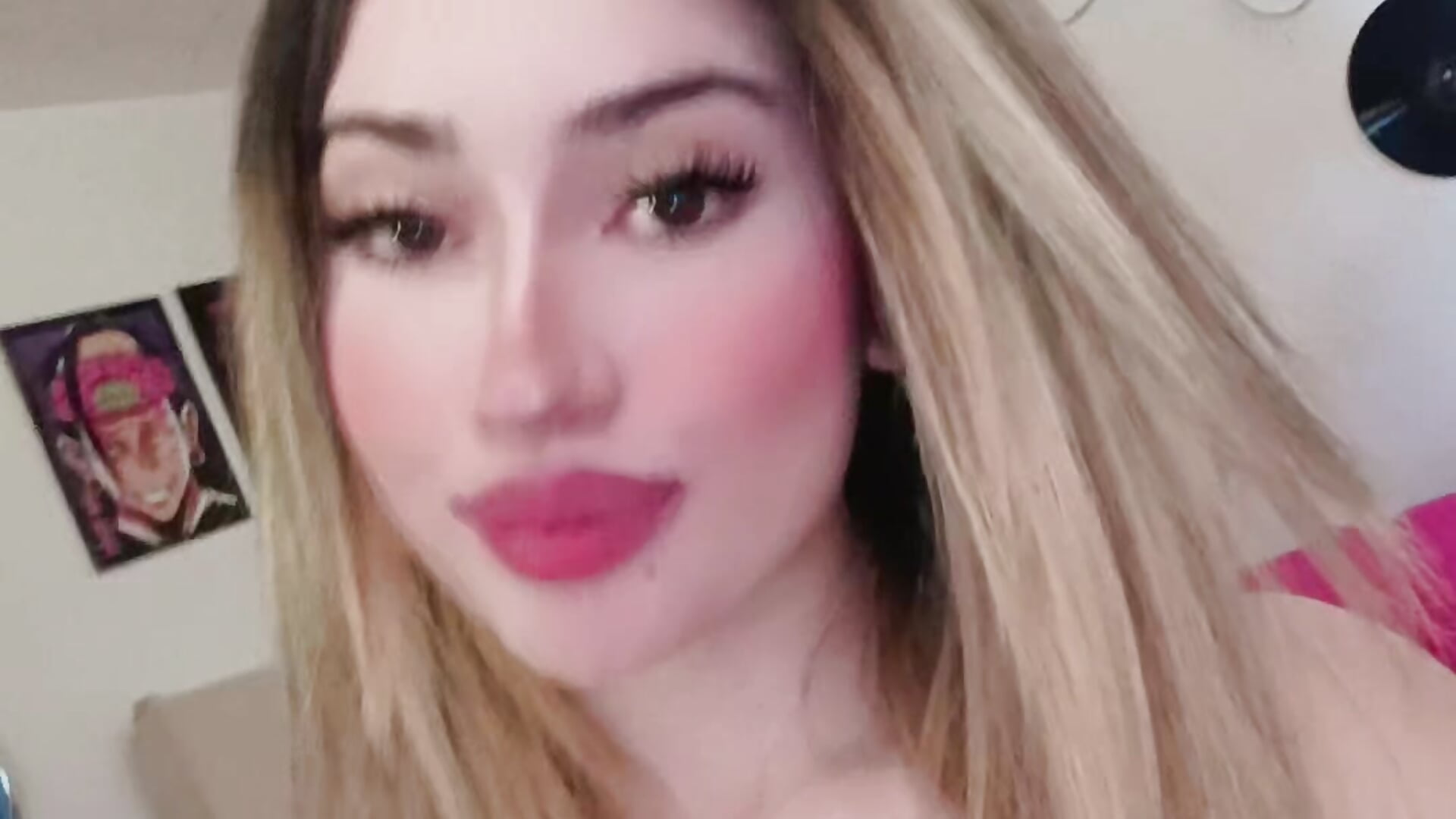 I feel especially beautiful today. Do you agree? - video oleh model kamera LilyMoon2