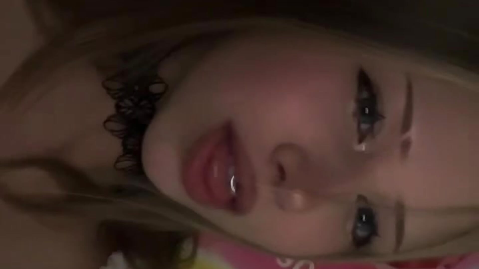 im so shy show it but try to stay more brave – video modela na kameri ZenyBieta