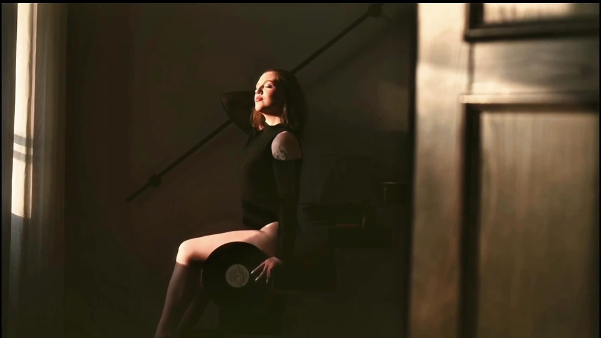 Let's listen to vinyl together🖤 – video modela na kameri AmelieBlosom