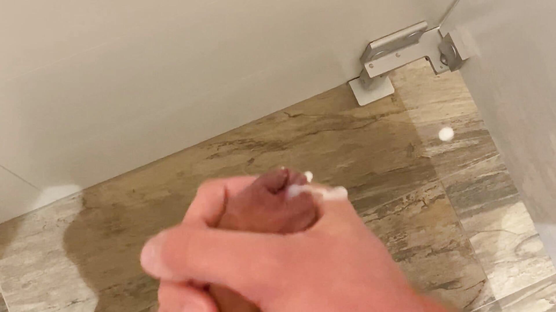 Handjob auf der Arbeit – video modela na kameri JJloolf