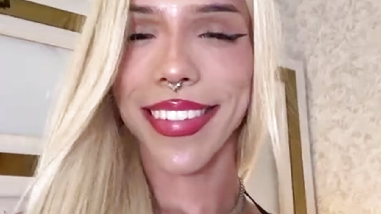 Vídeo em tendência de modelo na câmara elaara_sm 5205
