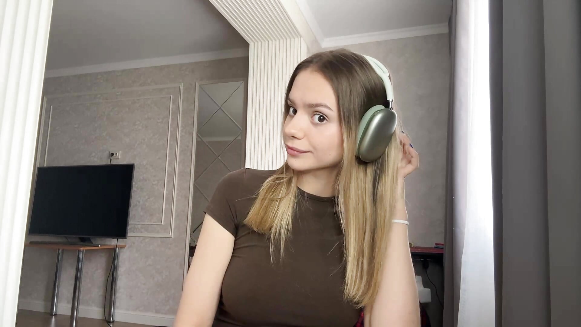 Peek - video di RethaBasich modella di cam