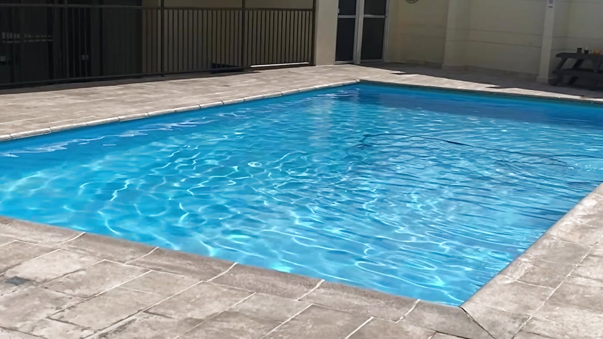 Delicia piscina con un maravilloso Sol – video af michael_close26 cam-model