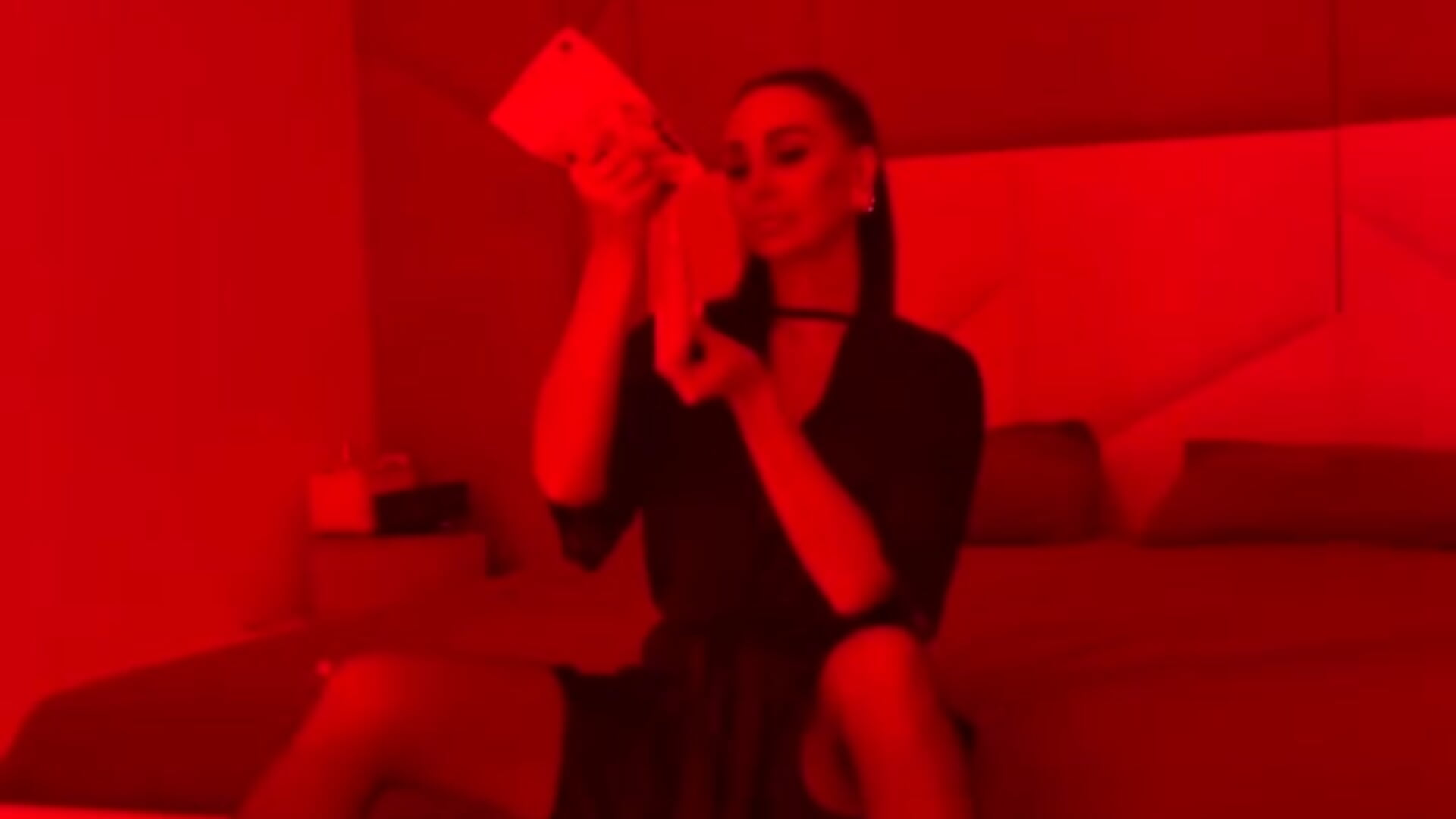 do u like red?－カメラキャストのAmelia_Greysonの動画