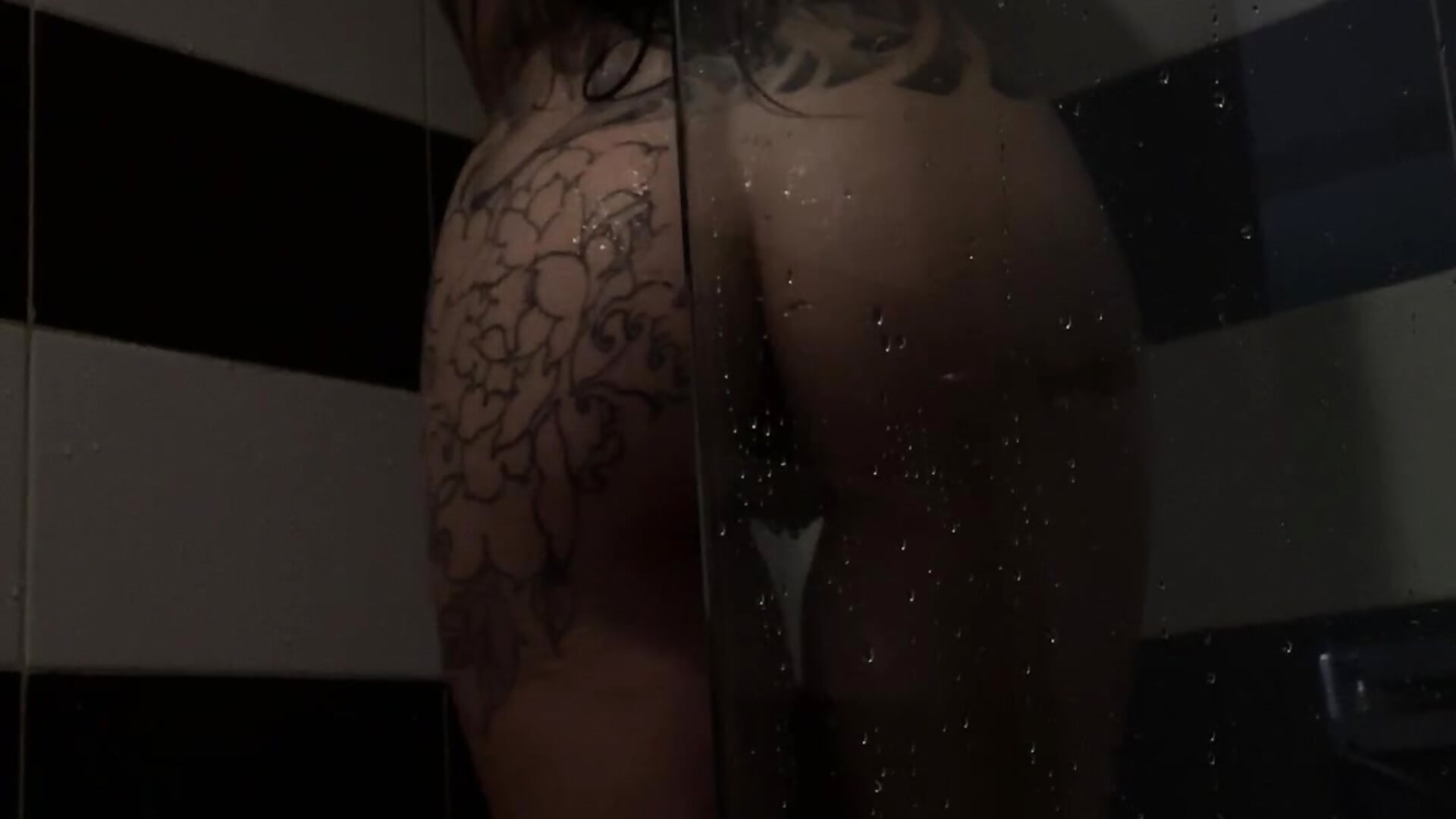 Dirty babe taking a shower 😈😏 - video của người mẫu cam Speedball666