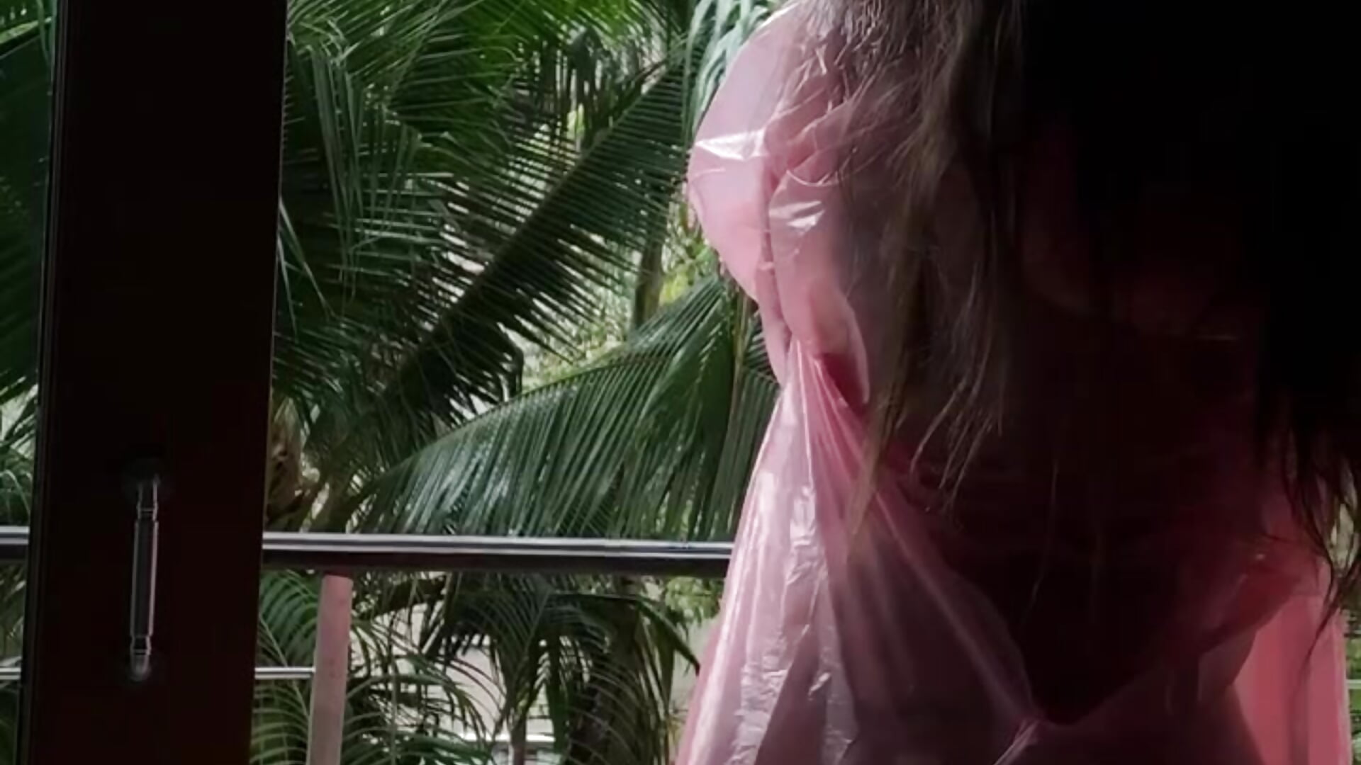 It rains a lot in Thailand now, will I get wet in this?😏 - video của người mẫu cam Speedball666