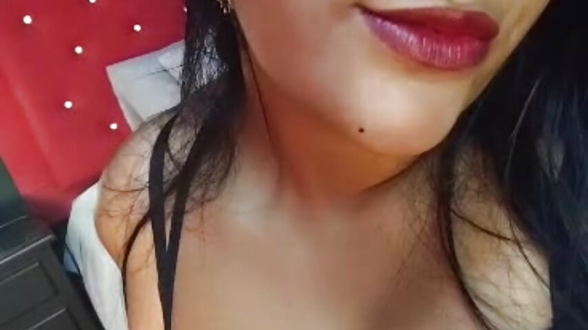 Soft skin, sharp mind, dangerous timing. 🖤💋 - vídeo de Queen_Curvy01 modelo de câmara