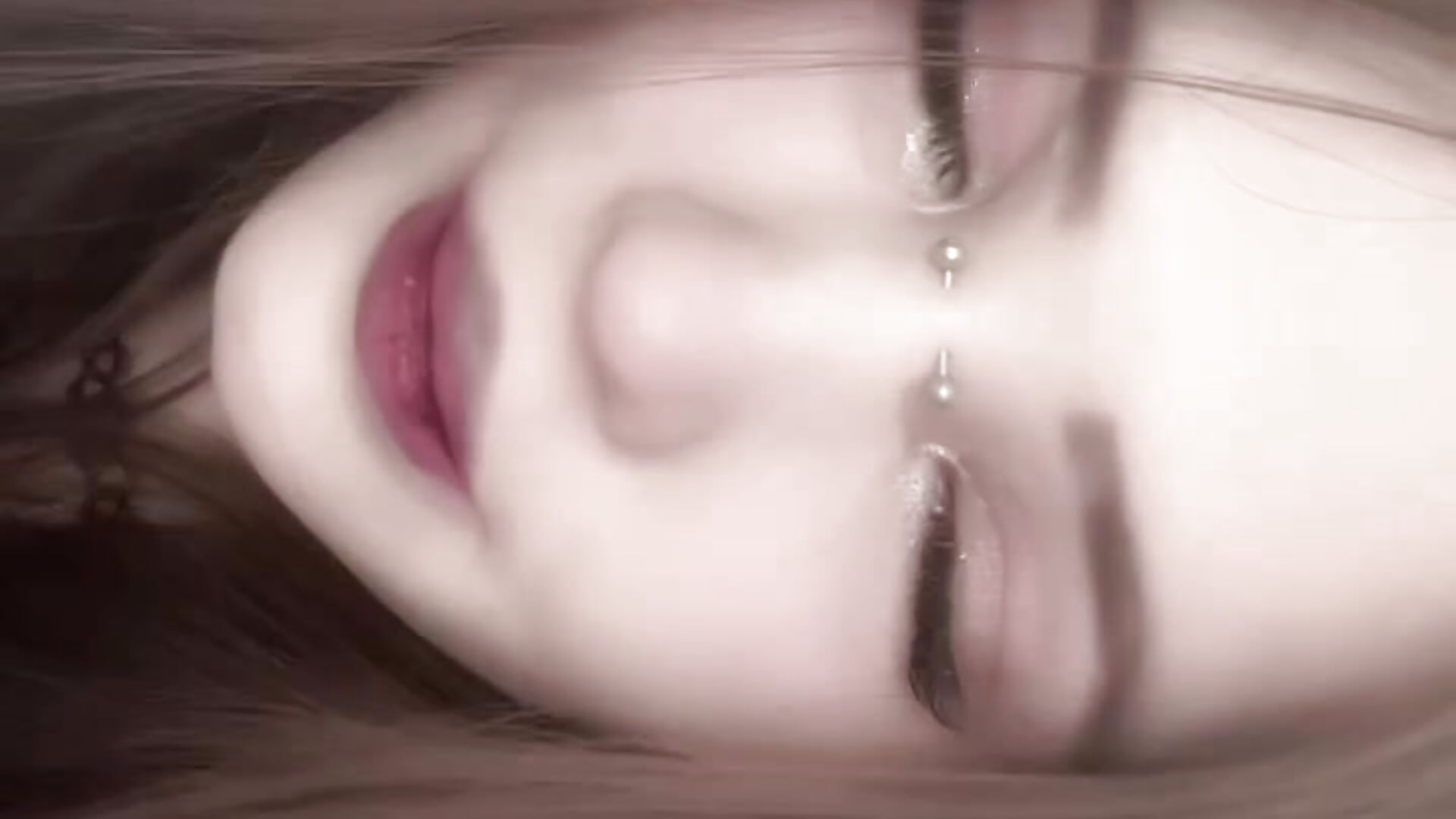 s y m p a t h e t i c - video di lilunee modella di cam
