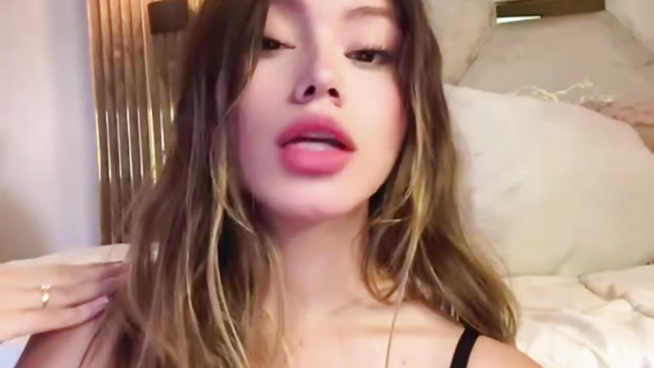 You make it really difficult for me to keep my thoughts innocent - video by Abril_valen cam model