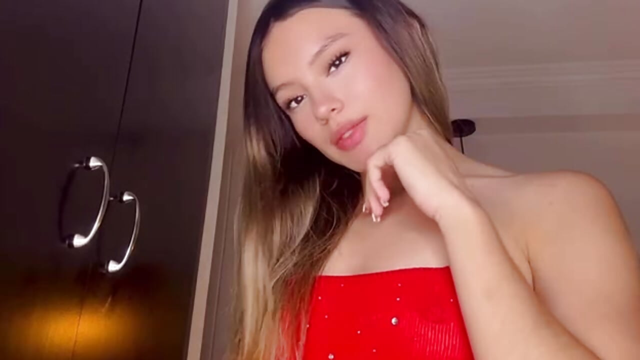 look more close - video by Abril_valen cam model