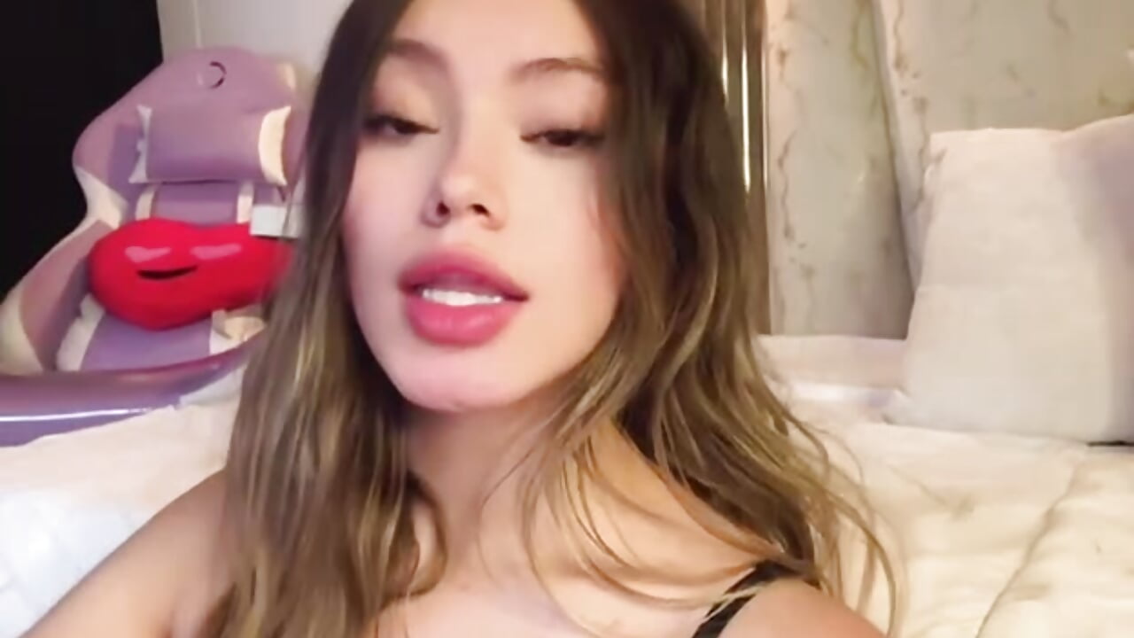 Come closer… I promise I won’t bite. 😉 - video by Abril_valen cam model