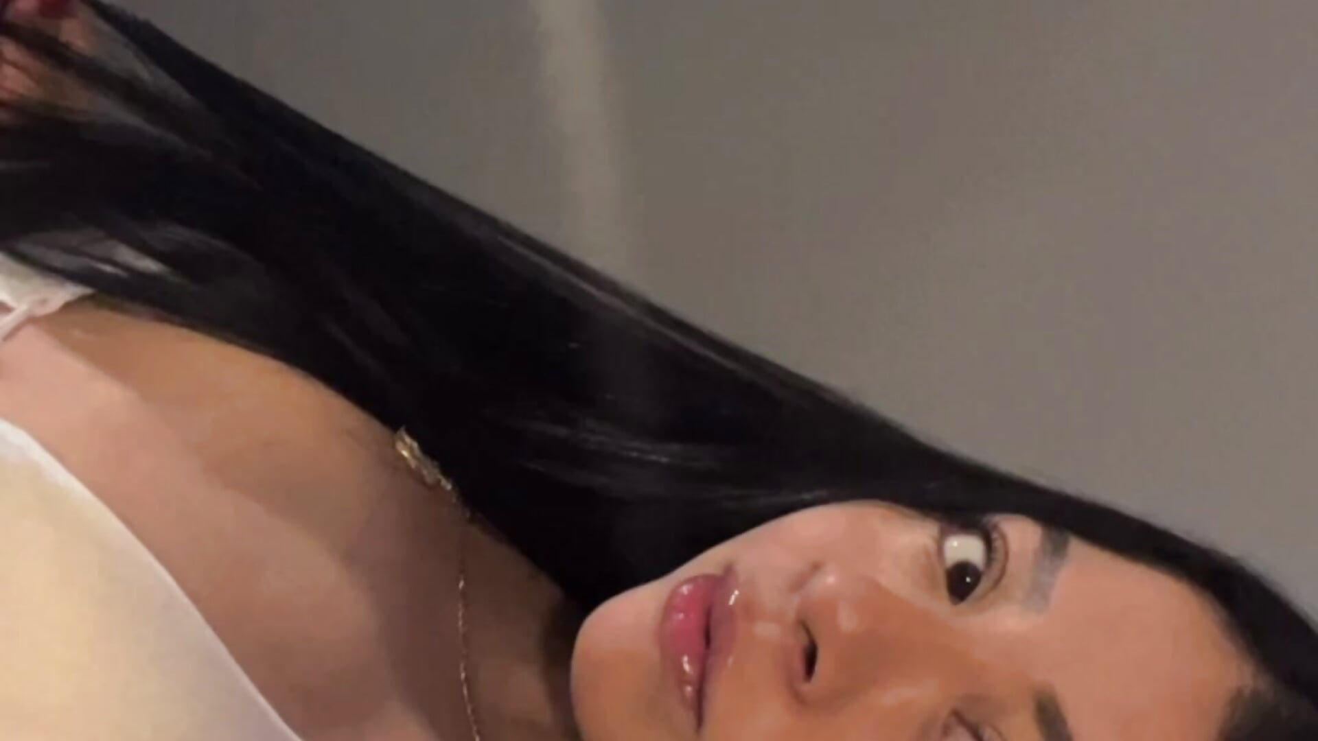 55A0DD34-DE25-4788-B0AE-788F2336D578 - video by itzamol cam model