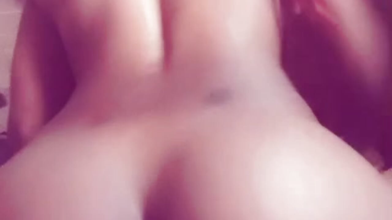 Doggy – video modela na kameri Petitegirl26