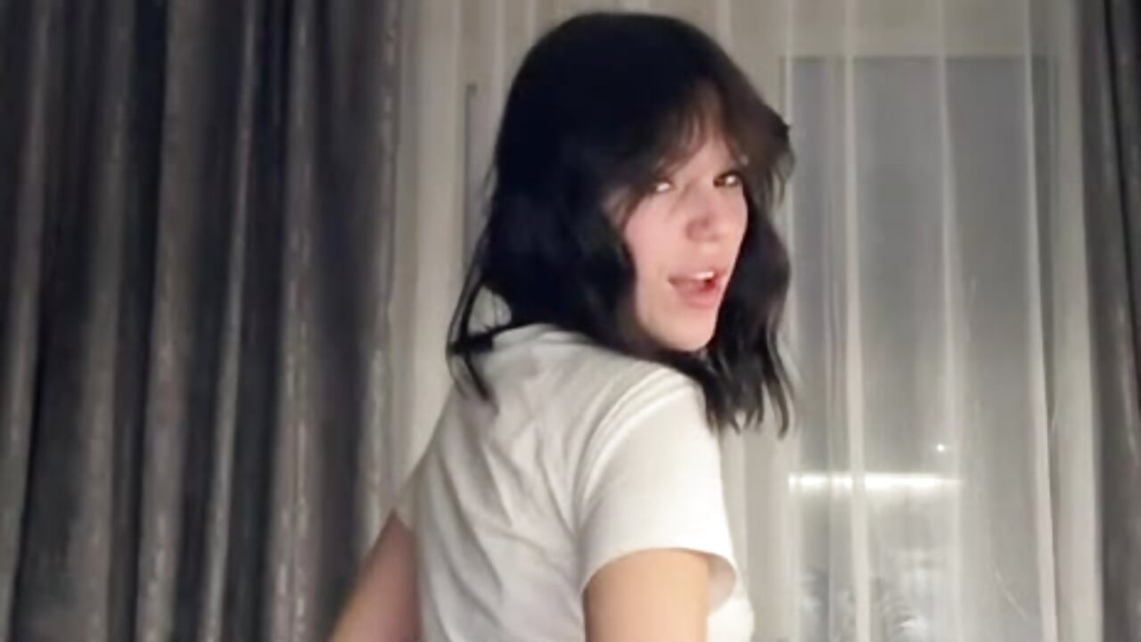 Little tease 🤭 - vidéo du modèle de showcams Kissalexia