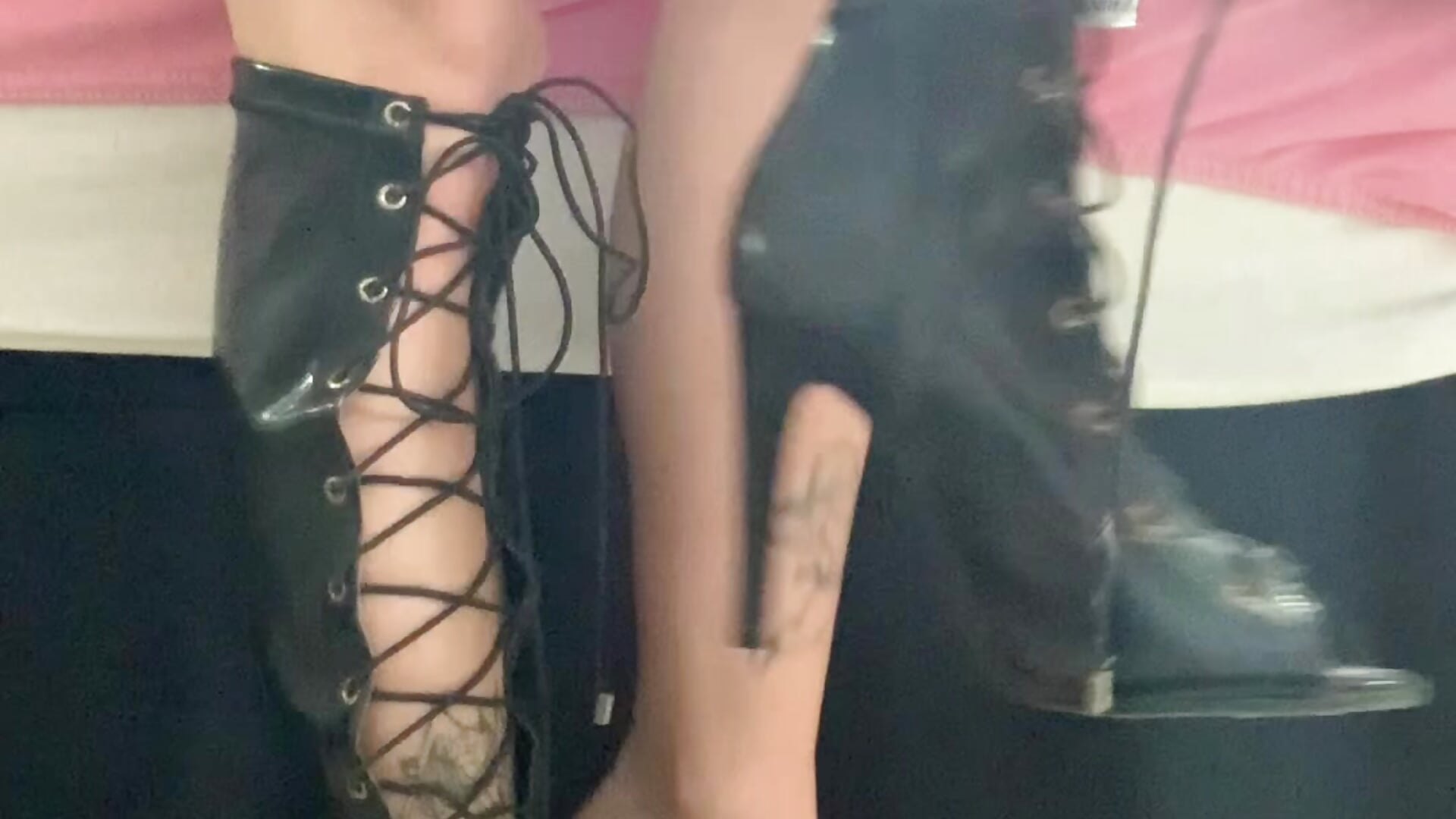 Mostrando minhas botas novas! #podolatria - video by Anne_Leo