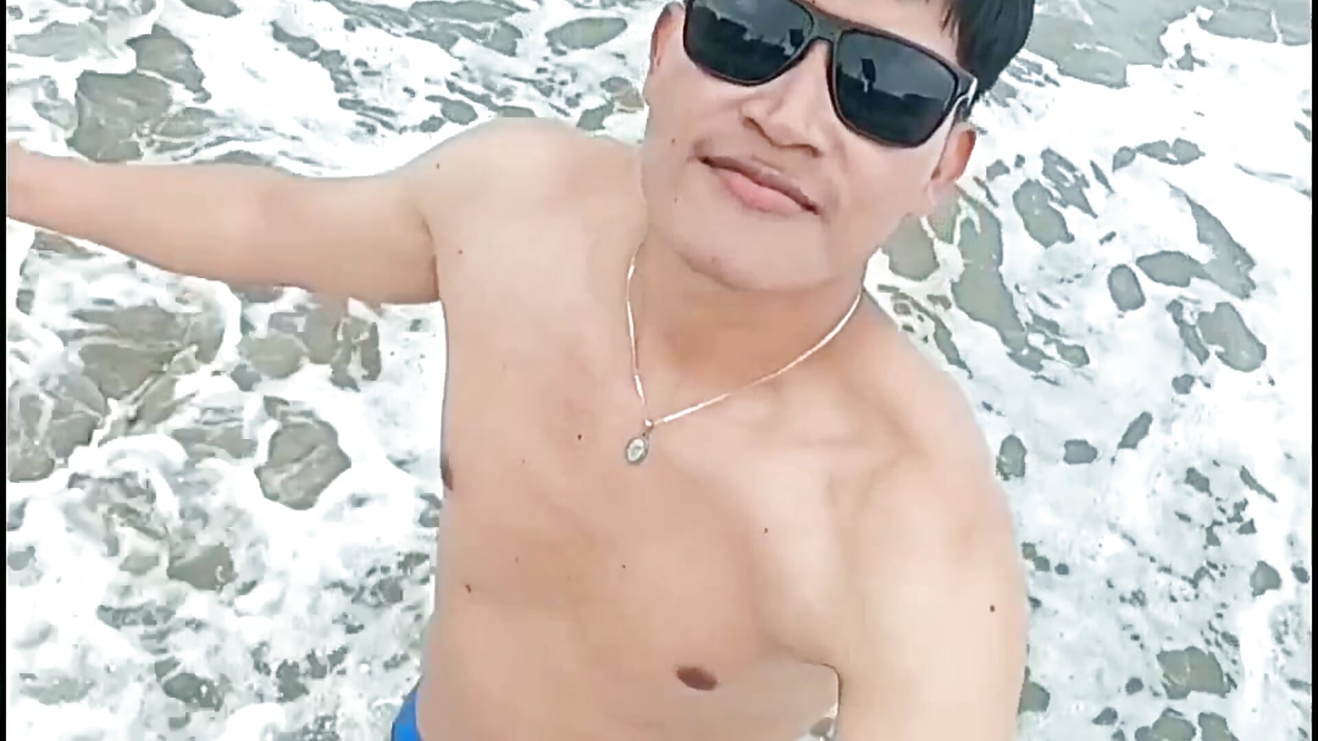 “A Little Taste of Me 🔥" beach – video od webkamerové modelky JohnValenti